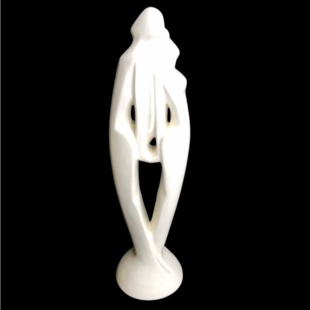 15 1/2” Ivory Ceramic Art Sculpture Embracing Lovers in EUC